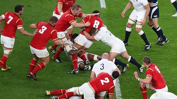 [Translate to Welsh:] Welsh and English rugby players during a match